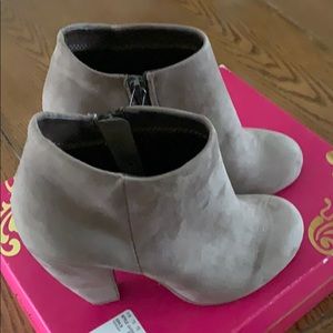 Candies Capennelope Taupe booties sz 7